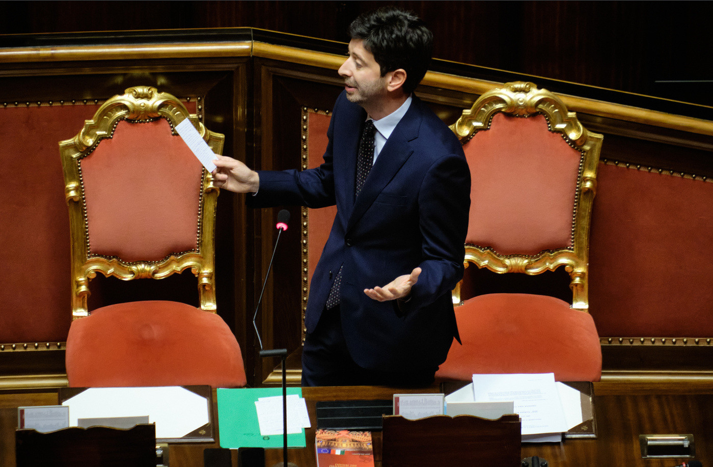 Speranza al Senato: “Riaprire scuole è la priorità, mascherina al banco si può abbassare”