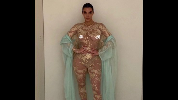 Kim Kardashian si veste (e si sveste) per Thierry Mugler