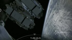 SpaceX, lanciati i satelliti Starlink: le immagini nello spazio