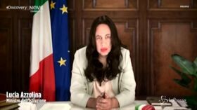Maurizio Crozza nei panni di Lucia Azzolina: “Lady Gaga fa meglio se la metti al posto mio? Forse sì…”
