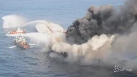 Sri Lanka, la petroliera continua a bruciare