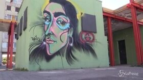Modella Gucci diventa murale a Napoli e ringrazia: “Thanks for magic”