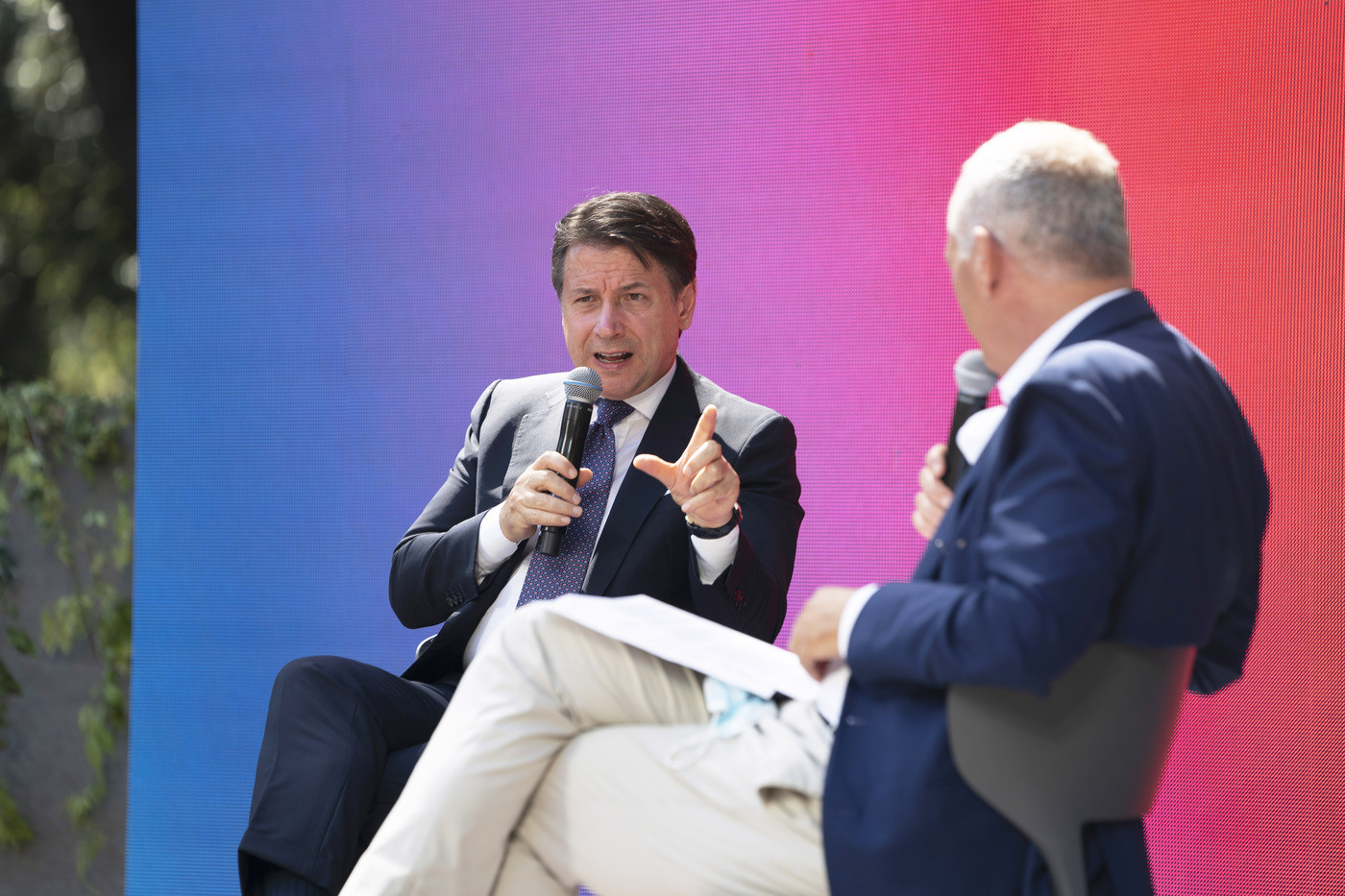 Conte: “Aumento casi fisiologico con più tamponi. No a nuovo lockdown generale”