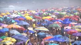 Brasile, spiagge e bar affollati mentre salgono i contagi
