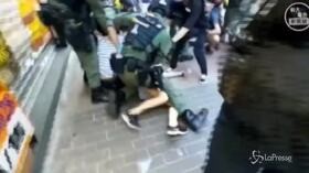 Hong Kong, 12enne spinta a terra e arrestata: polizia nella bufera
