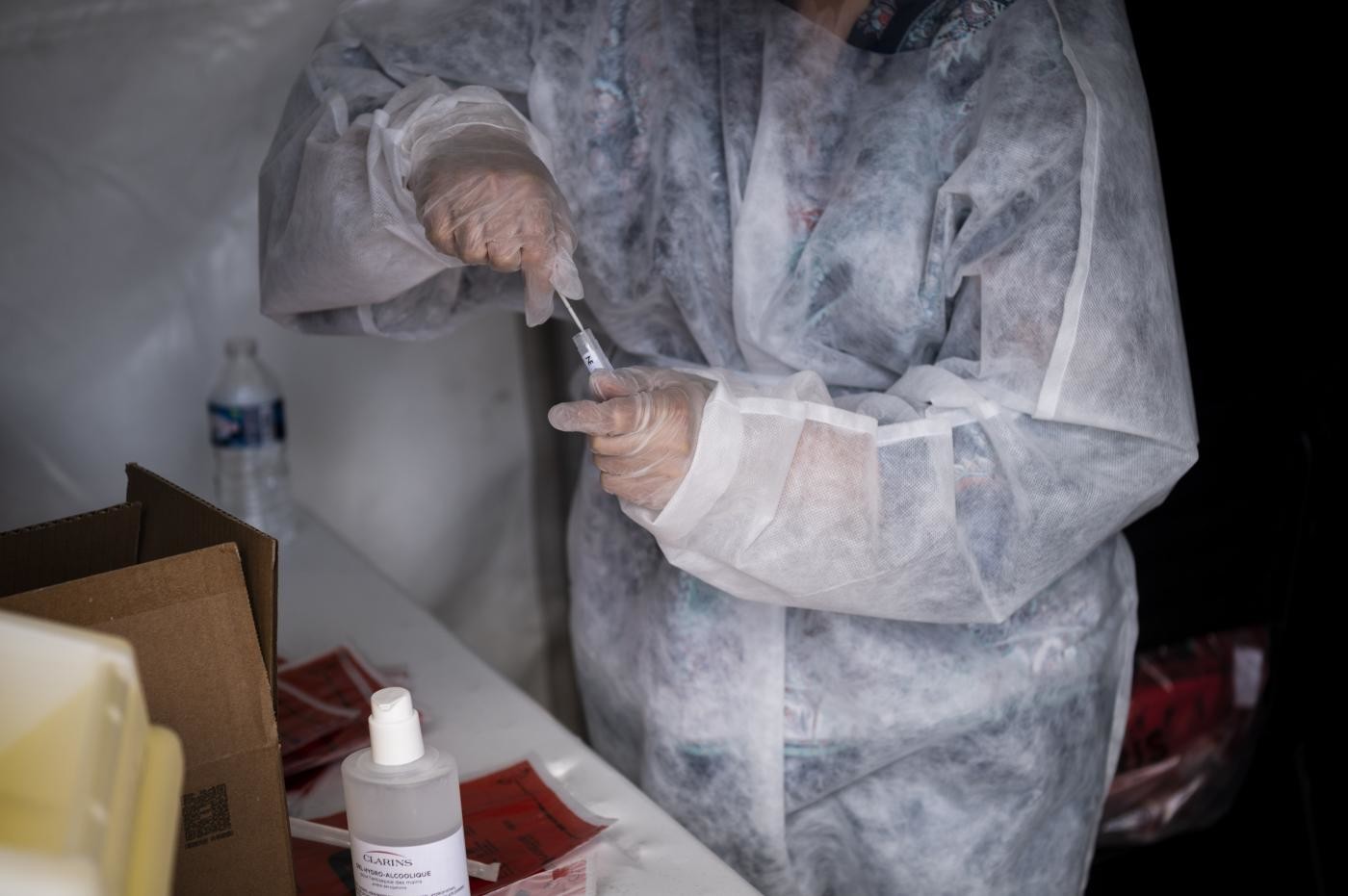Coronavirus: casi e tamponi in calo, salgono decessi e terapie intensive