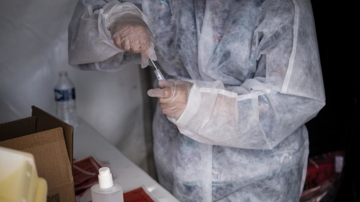 Coronavirus: casi e tamponi in calo, salgono decessi e terapie intensive