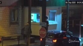 Bielorussia, Maria Kolesnikova arrestata al confine: le immagini delle telecamere di sicurezza