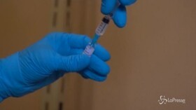 Covid, AstraZeneca sospende test su vaccino