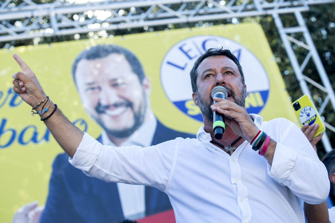 Firenze, Salvini aggredito: strappati camicia e rosario