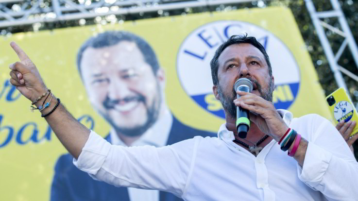 Firenze, Salvini aggredito: strappati camicia e rosario