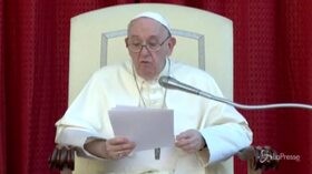 Coronavirus, Papa: “Non ammucchiatevi per evitare i contagi”