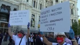 Coronavirus, a Madrid la protesta dei lavoratori di bar e ristoranti