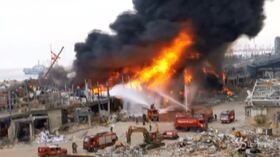 Libano, enorme incendio al porto di Beirut