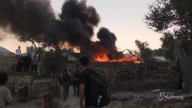 Migranti, nuovo incendio devasta campo di Moria: residenti bloccano la strada