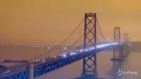 Incendi in California: il Golden Gate di San Francisco immerso in una nube arancione