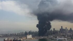 Beirut, incendio nella zona del porto: le immagini aeree del rogo