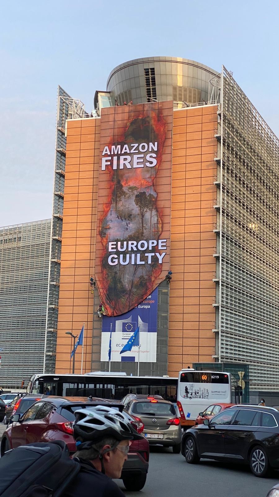Blitz di Greenpeace a Bruxelles sulla sede della Commissione Ue
