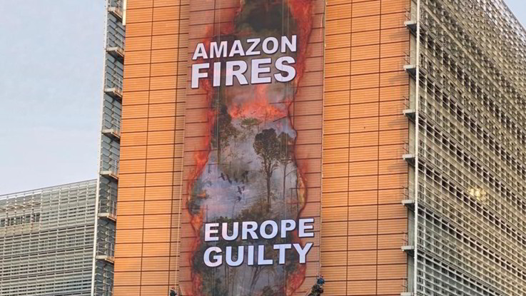 Blitz di Greenpeace a Bruxelles sulla sede della Commissione Ue: "Roghi in Amazzonia, Europa colpevole"