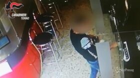 Si finge prete e deruba due anziani, poi si gioca tutto alle slot machine