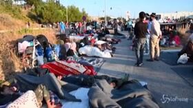 Lesbo, terza notte all’addiaccio per migliaia di migranti dopo incendi