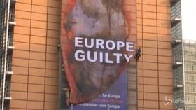 Bruxelles: blitz di Greenpeace sul palazzo della Commissione Europea