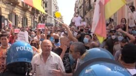 Napoli, Salvini contestato a Torre del Greco: “È un fomentatore d’odio”