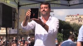 Salvini a Torre del Greco riceve crocifisso da fan: “Chi fischia è incivile”