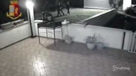 Minorenni violentate a Matera, i video delle telecamere di sorveglianza