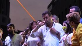Napoli, Salvini bacia il rosario dopo il comizio in piazza Matteotti