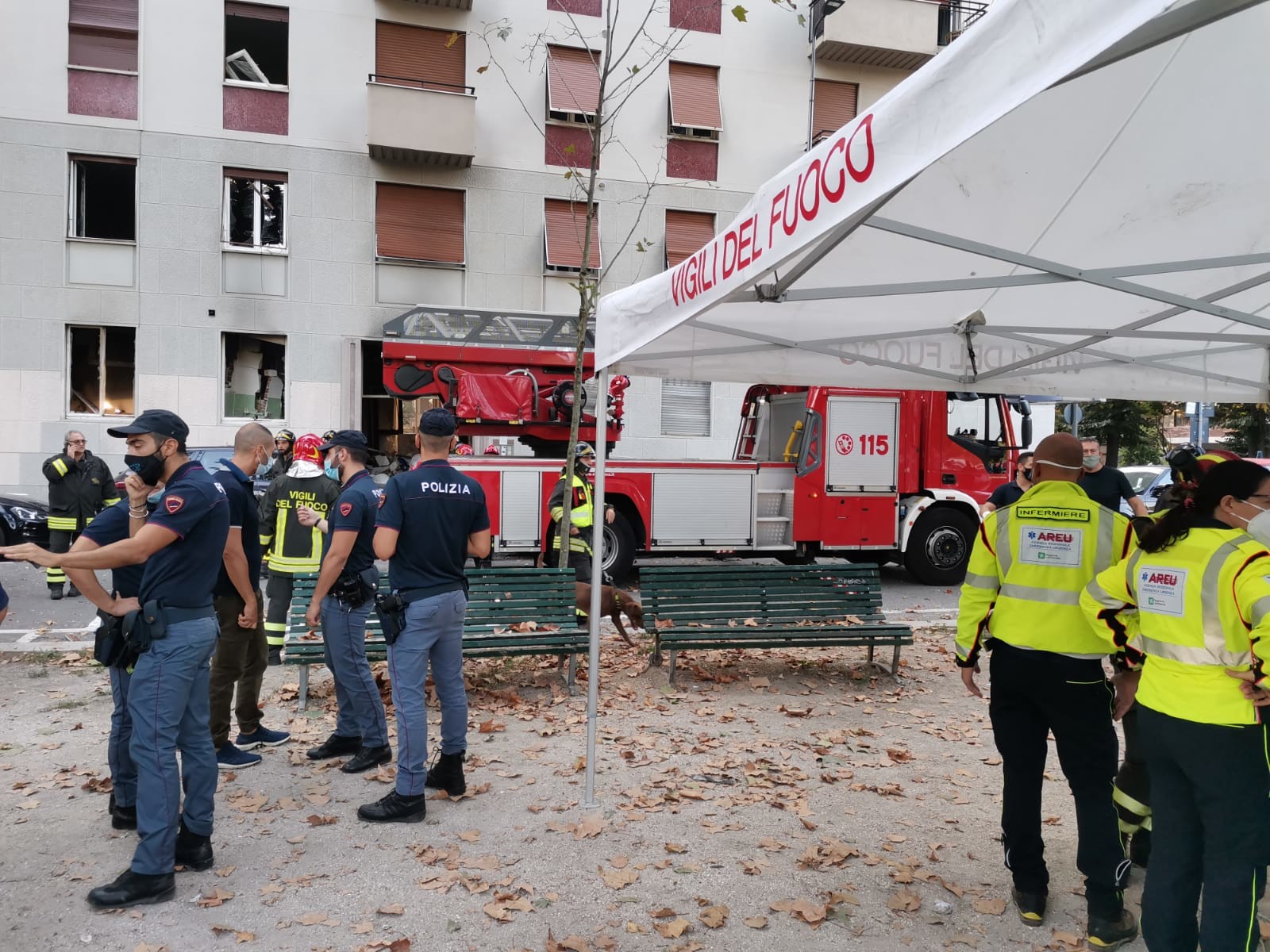 Milano, esplosione in un appartamento: diversi feriti