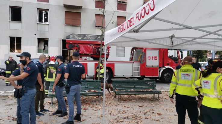 Milano, esplosione in un appartamento: diversi feriti