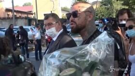 Funerali Willy: tenta di portare un mazzo di fiori, ultrà bloccato dalla polizia