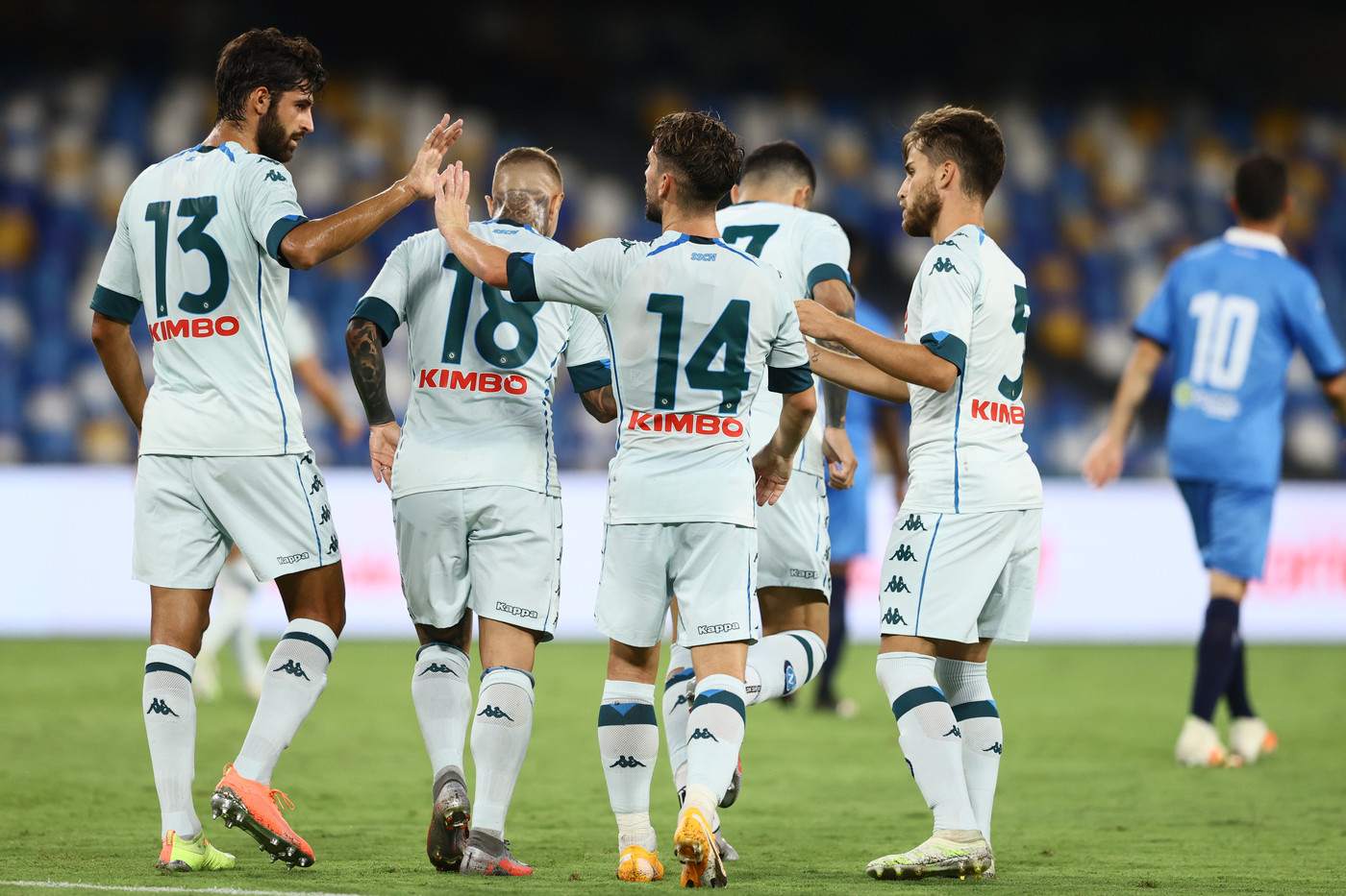 Napoli, De Laurentiis in ripresa. Nel club tutti negativi, poker al Pescara