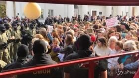 Bielorussia, donne in piazza contro Lukashenko