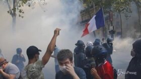 Gilet Gialli, scontri a Parigi