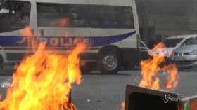 Gilet gialli, scontri a Parigi: polizia usa i lacrimogeni