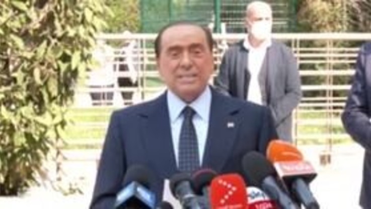 Silvio Berlusconi dimesso dal San Raffaele: "La prova più pericolosa delal mia vita"