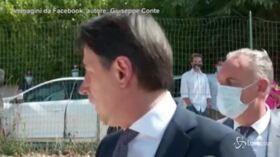 Conte a Norcia: lo disturbano mentre parla ai giornalisti, il premier si innervosisce