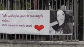 Funerali Maria Paola, lo striscione di Ciro: “Ovunque sarai il mio cuore sarà con te”