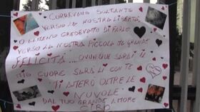 Funerali Maria Paola, lo striscione di Ciro: “Ovunque sarai il mio cuore sarà con te”
