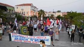 Lesbo, proteste per chiedere ricollocazione dei migranti: polizia pronta a uso della forza