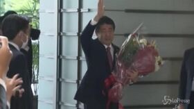 Giappone, Shinzo Abe lascia la carica: applausi e fiori