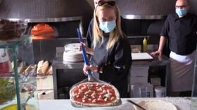 Napoli, Meloni impasta e inforna la pizza “Giorgia”: “Dopo la regina margherita ecco la mia”