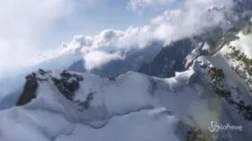 Due alpinisti francesi bloccati sul Monte Bianco: le immagini aeree del salvataggio