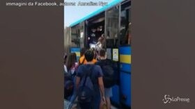 Folla di studenti su scuolabus, poche mascherine e nessun distanziamento: il video è virale