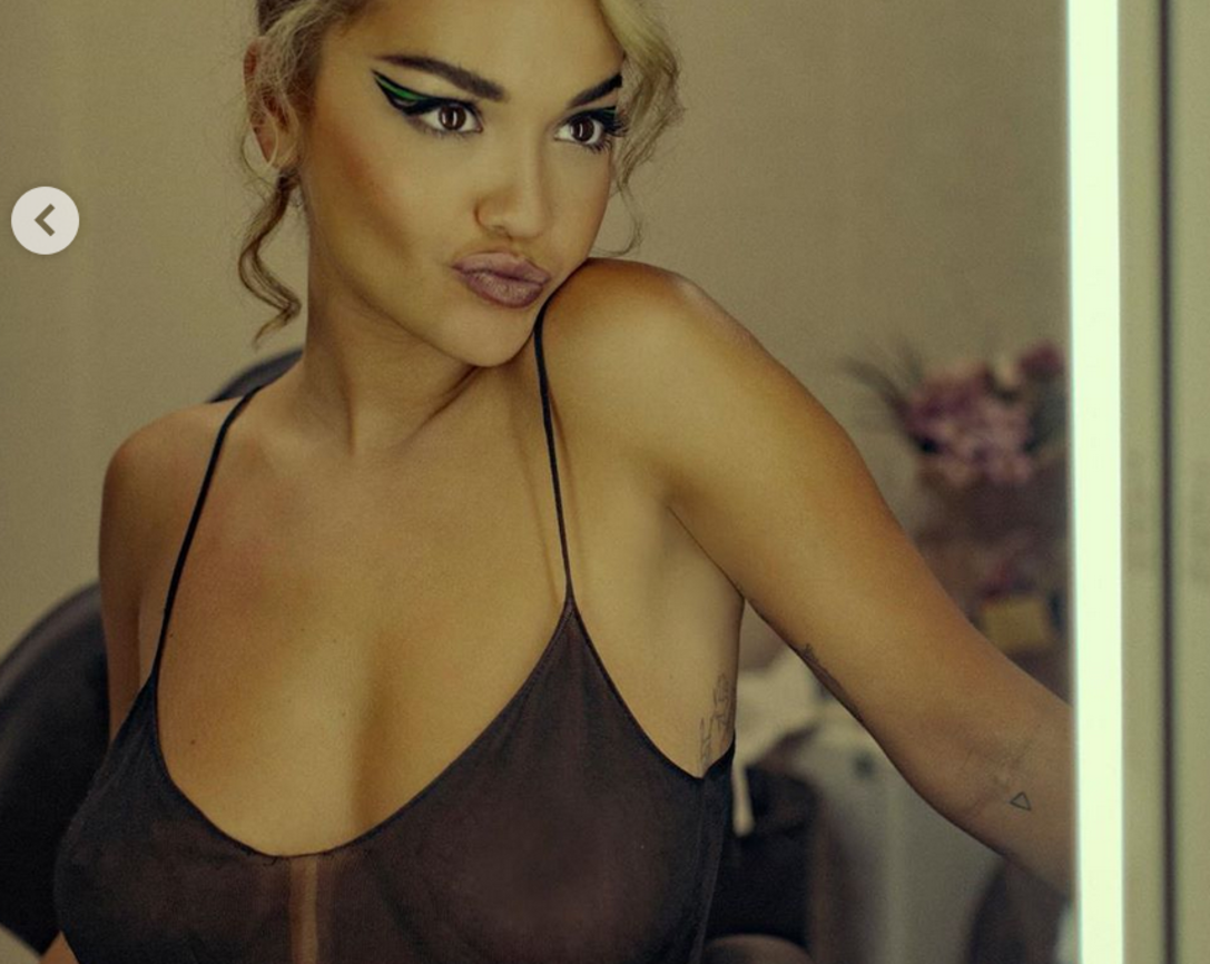sexy-instagram, Rita Ora trasparente, mostra il decollete e annuncia novità imminenti