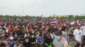 Thailandia, migliaia in piazza contro governo e monarchia