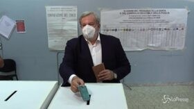 Regionali, Bari: il governatore Emiliano al seggio elettorale