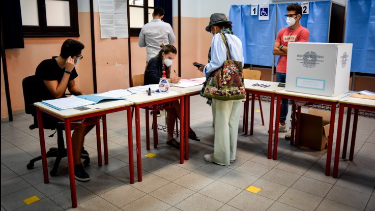 Elezioni, da Conte a Renzi: (quasi) tutti i big al voto. Affluenza al 40%